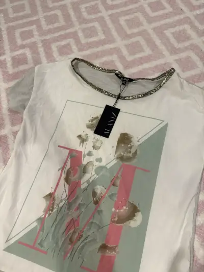 Polera estampada blanca con detalles - miniatura 2