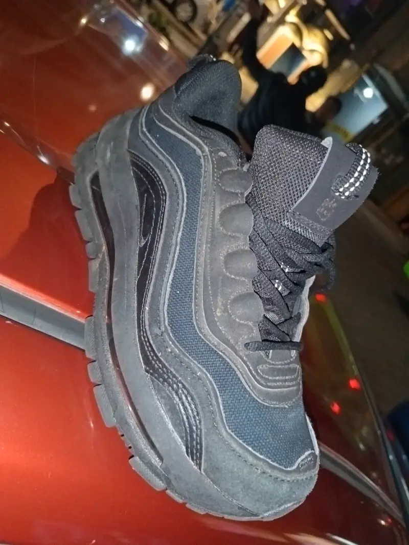 Zapatilla negra deportiva - 1