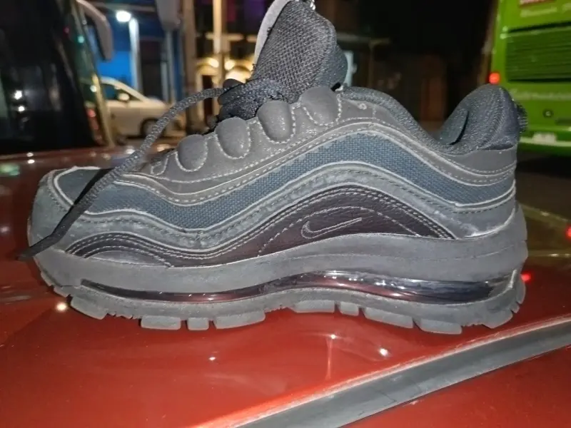 Zapatilla negra deportiva - 2