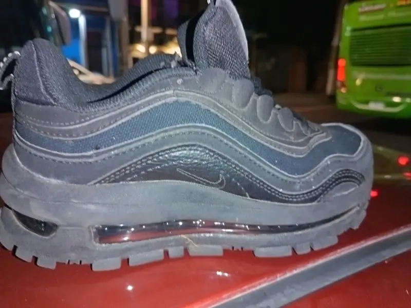 Zapatilla negra deportiva - 4