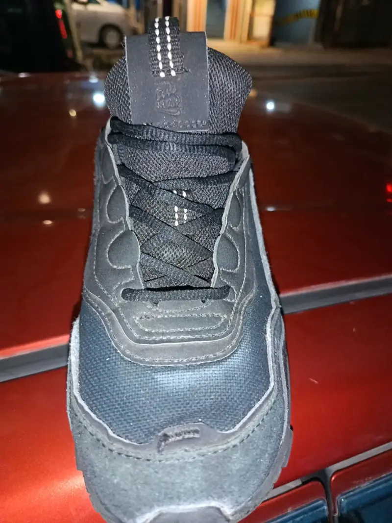 Zapatilla negra deportiva - 6