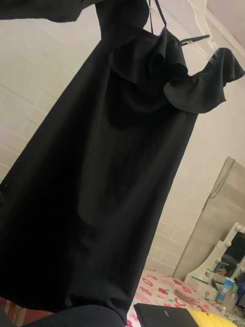 Vestido negro con hombros descubiertos - 2