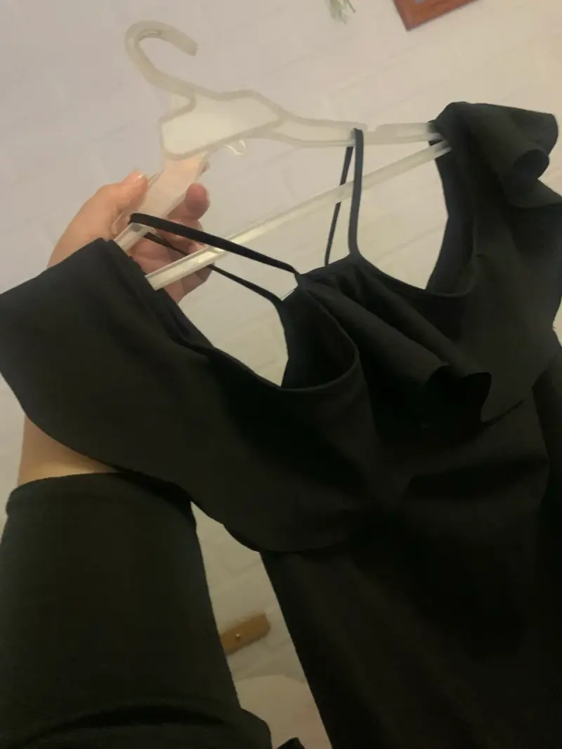 Vestido negro con hombros descubiertos - 3