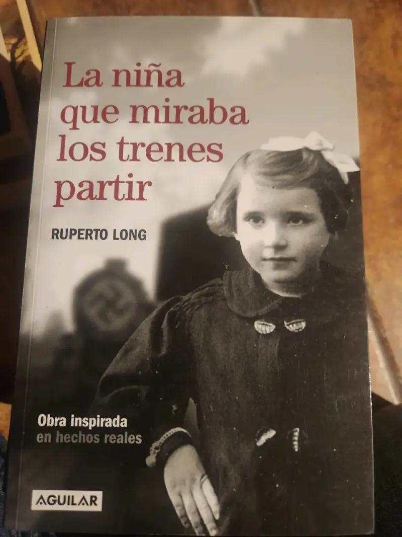 Libro 'La niña que miraba los trenes partir'