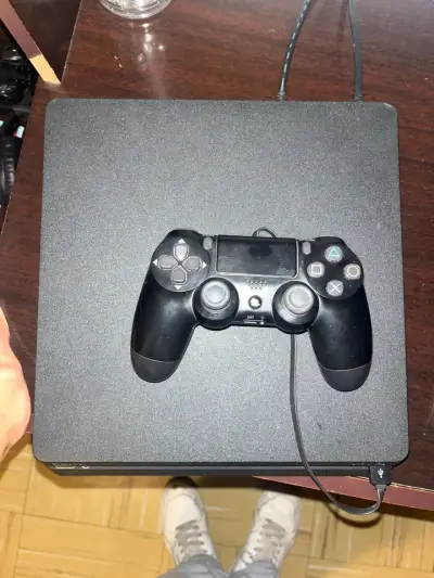Consola de videojuegos con mando - miniatura 1