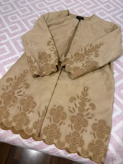 Abrigo beige con bordados - miniatura 1