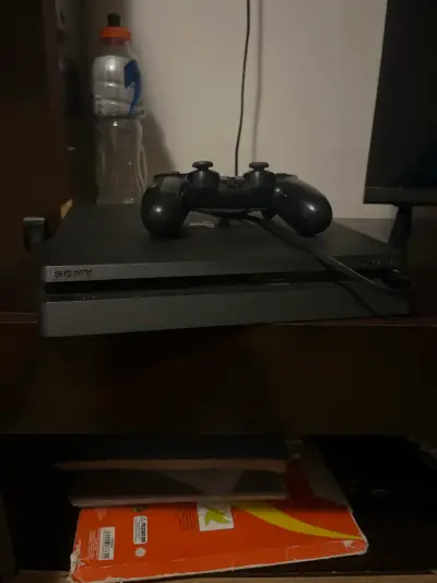 Consola de videojuegos con mando - miniatura 3