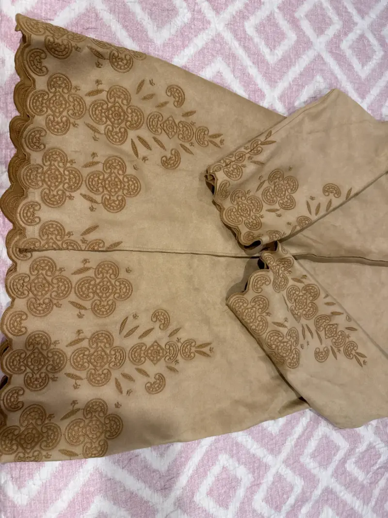Abrigo beige con bordados - 2