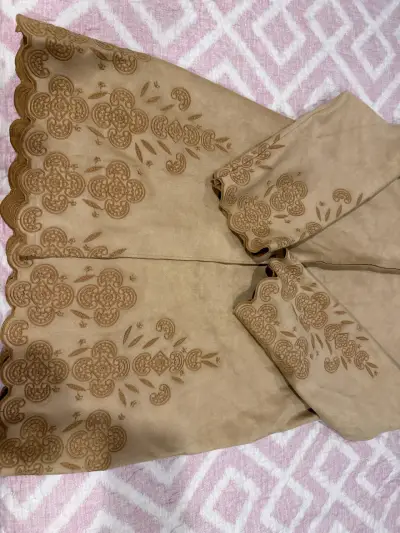 Abrigo beige con bordados - miniatura 2