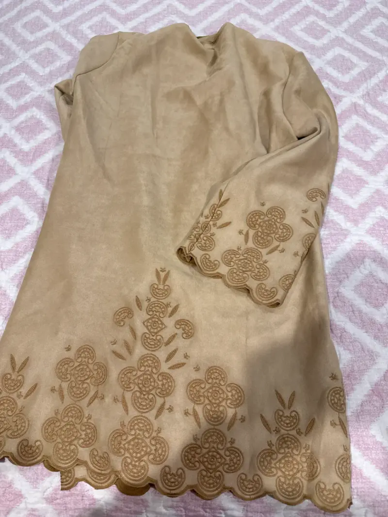 Abrigo beige con bordados - 4