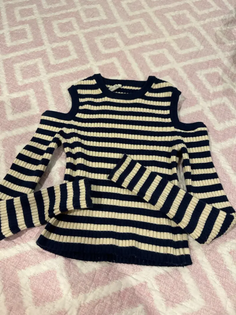 Polera a rayas de hombros descubiertos