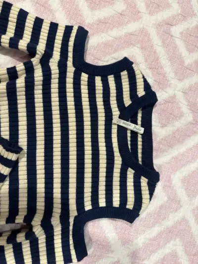 Polera a rayas de hombros descubiertos - miniatura 2