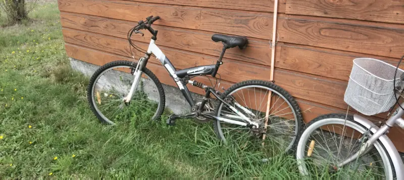 Bicicleta montaña negra y blanca