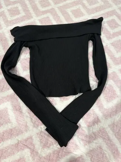 Polera negra con hombros descubiertos - miniatura 1