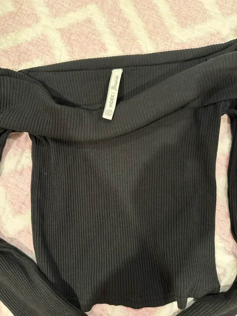 Polera negra con hombros descubiertos - 2