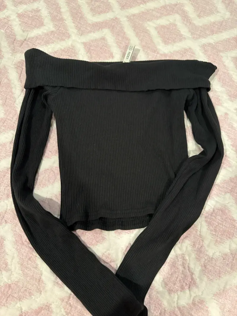 Polera negra con hombros descubiertos - 3