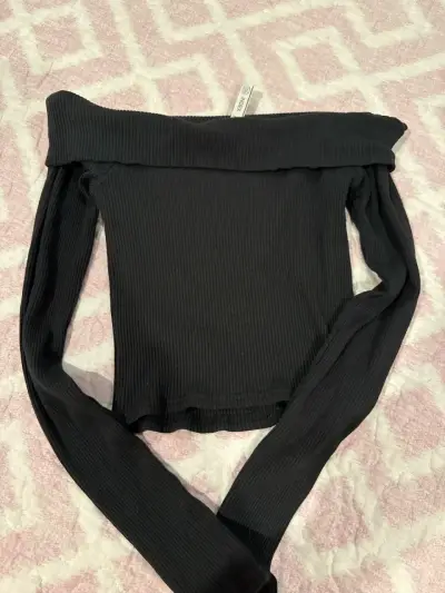 Polera negra con hombros descubiertos - miniatura 3