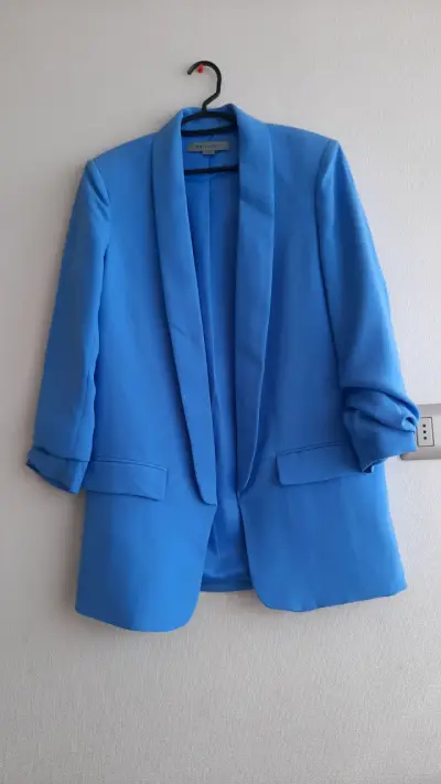 Blazer azul mujer y chaqueta beige - miniatura 1