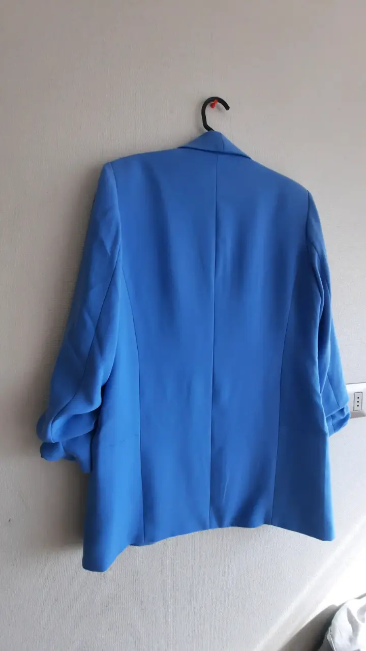 Blazer azul mujer y chaqueta beige - 2