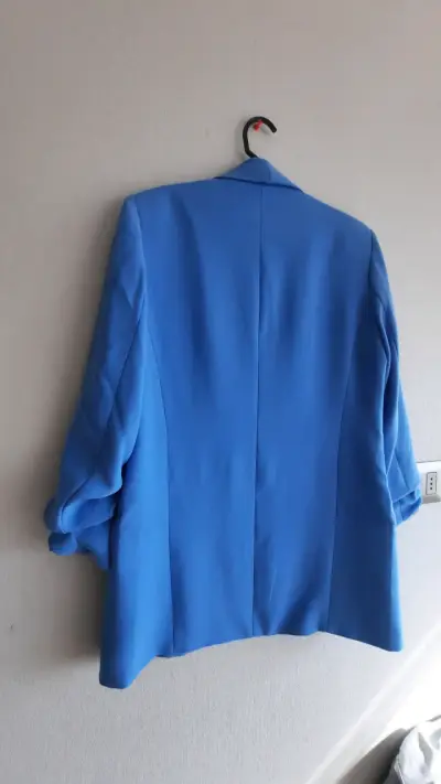 Blazer azul mujer y chaqueta beige - miniatura 2