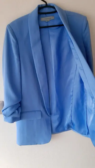 Blazer azul mujer y chaqueta beige - miniatura 3