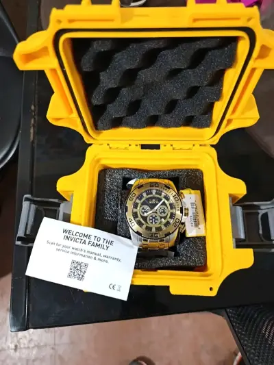 Reloj Invicta dorado con estuche - miniatura 1