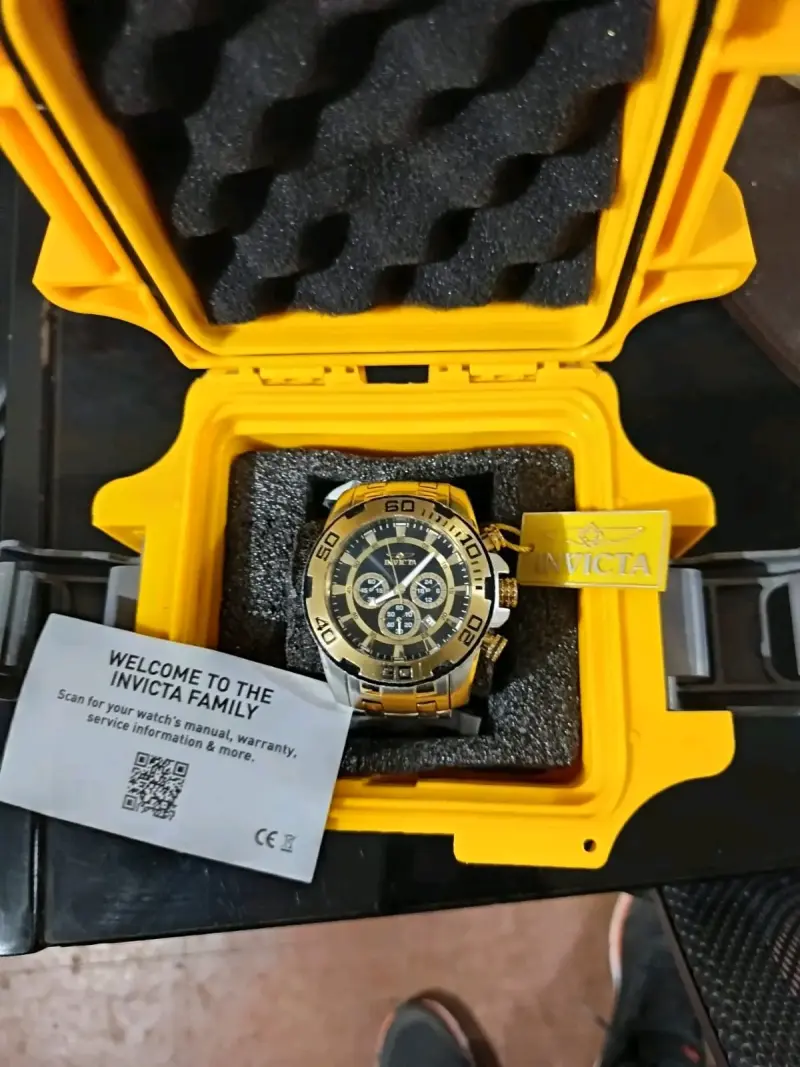 Reloj Invicta dorado con estuche - 2