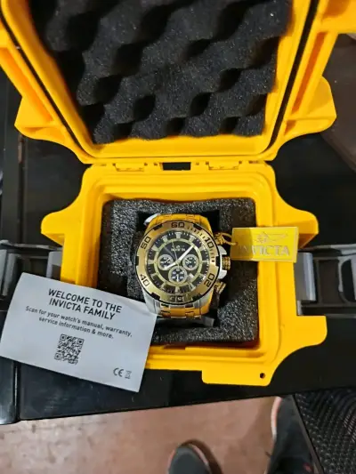 Reloj Invicta dorado con estuche - miniatura 2