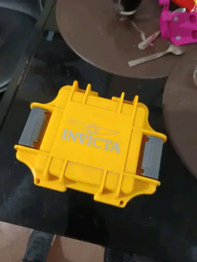 Reloj Invicta dorado con estuche - miniatura 3