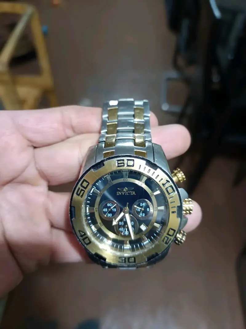 Reloj Invicta dorado con estuche - 4