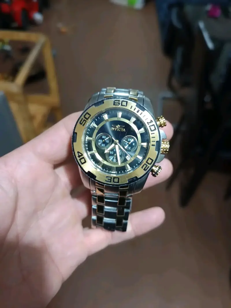 Reloj Invicta dorado con estuche - 5