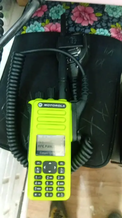 Radio Motorola 5550e con micrófono - miniatura 3