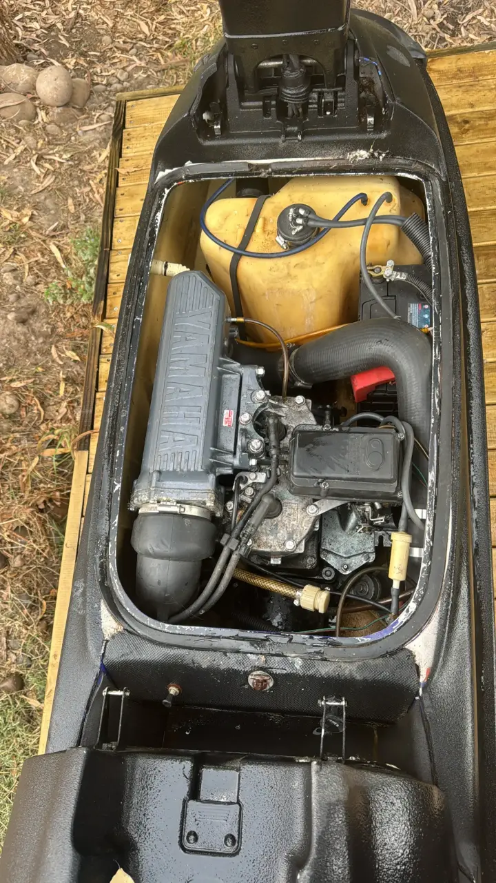 Jet ski Yamaha 700 acuática negra - 3