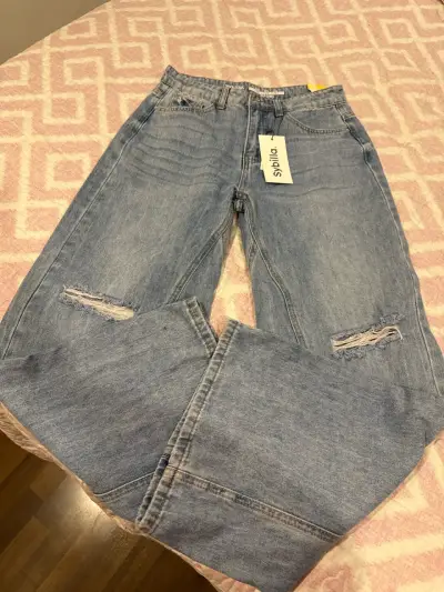 Jeans azules con rasgaduras - miniatura 1