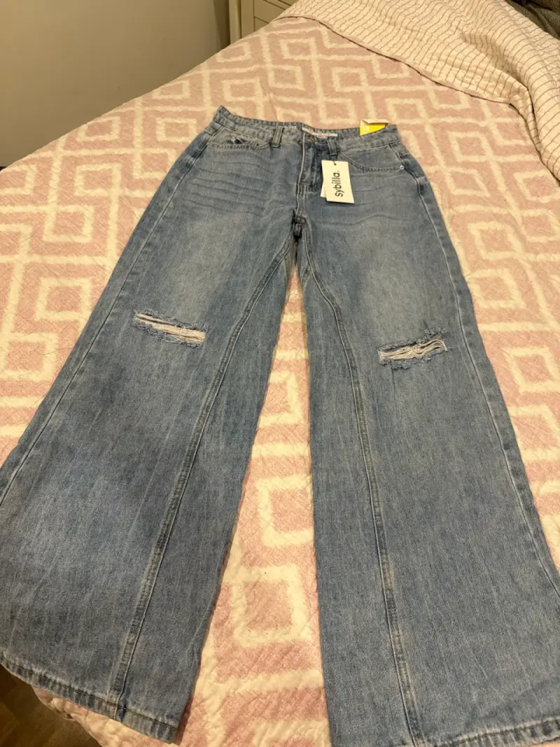 Jeans azules con rasgaduras - 2