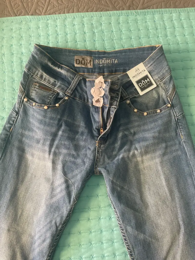 Jeans azules rotos y decorados - 3