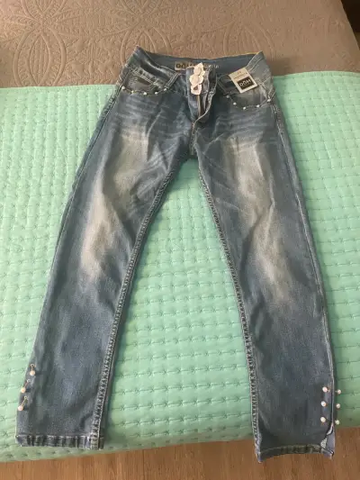 Jeans azules rotos y decorados - miniatura 4