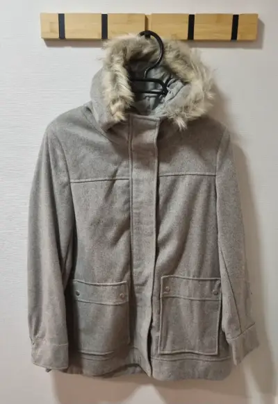 Chaqueta gris con capucha - miniatura 1