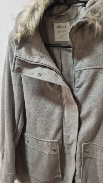 Chaqueta gris con capucha - miniatura 2