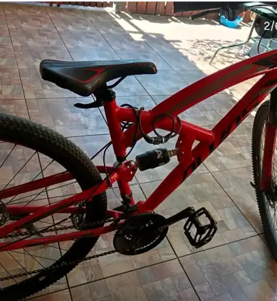 Bicicleta todoterreno roja - miniatura 1