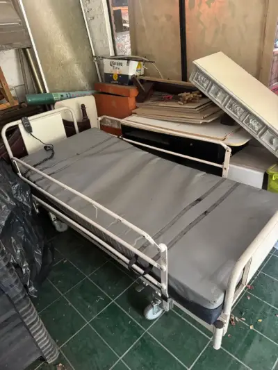 Cama clínica eléctrica ajustable - miniatura 1