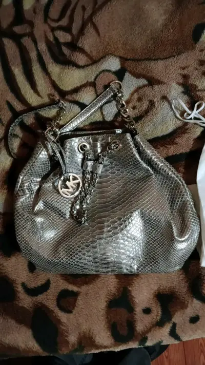 Bolso plateado con textura de piel - miniatura 1