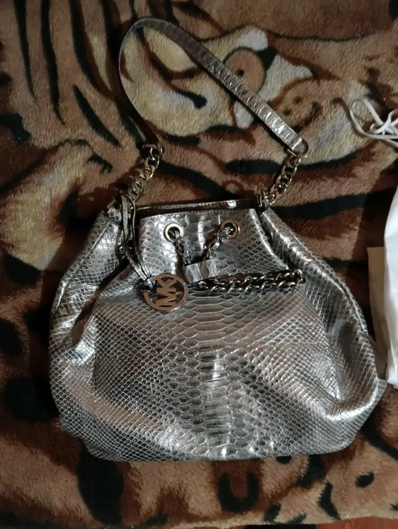 Bolso plateado con textura de piel - 3