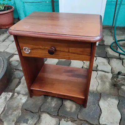 Mesa de noche de madera - miniatura 1