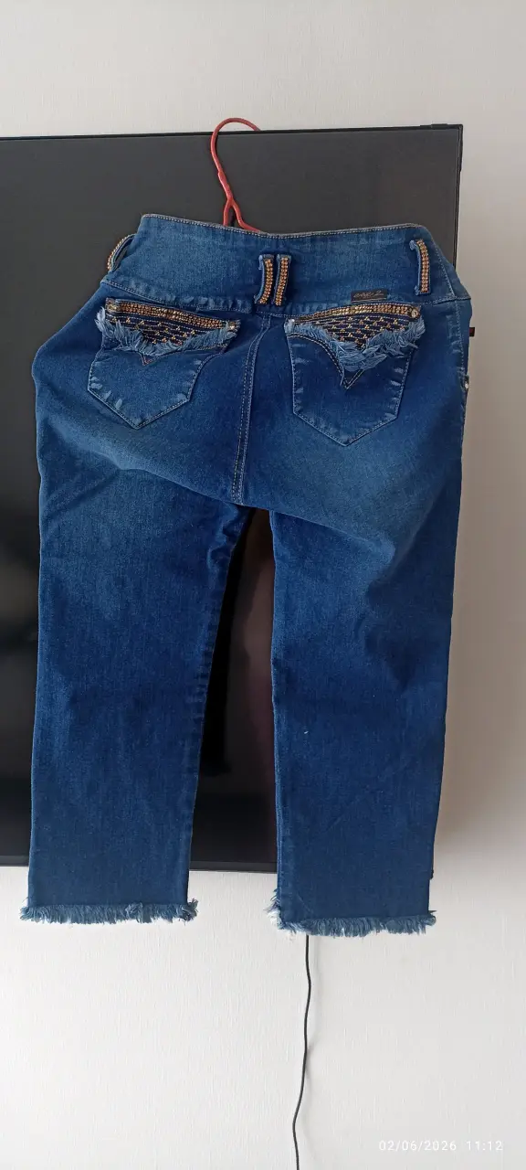 Jeans azules con detalles bordados - 1