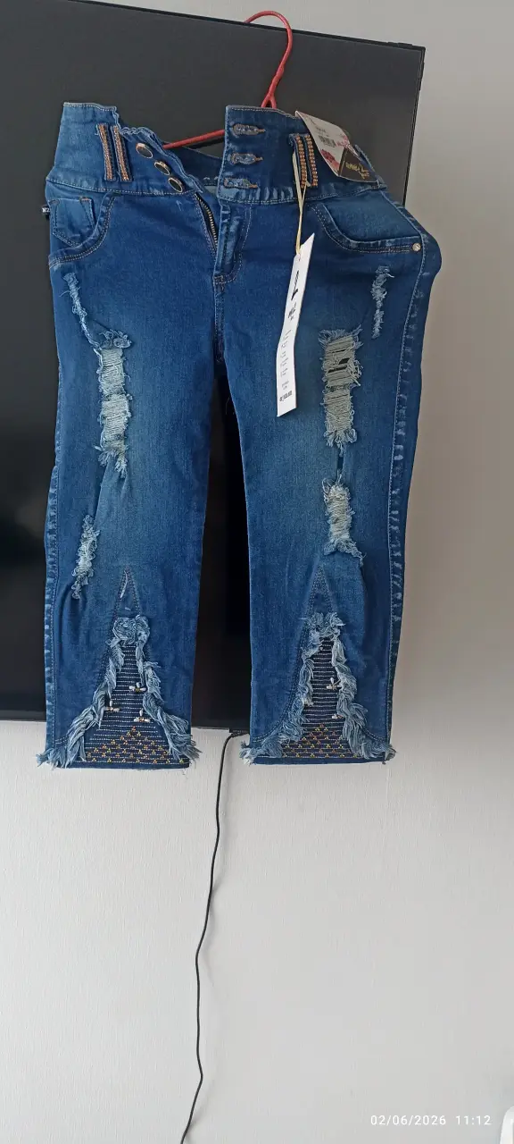 Jeans azules con detalles bordados - 2