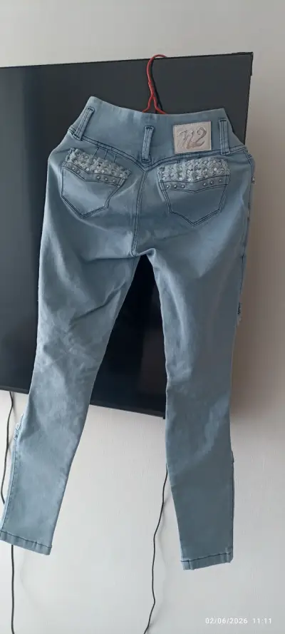 Jeans azules con adornos - miniatura 1