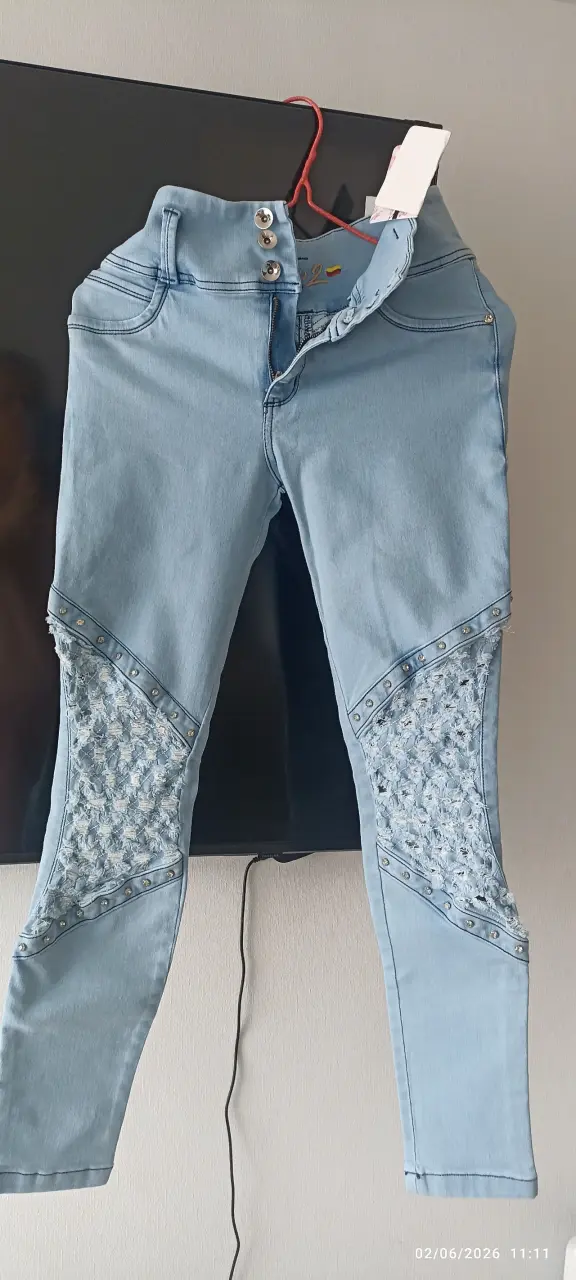 Jeans azules con adornos - 2