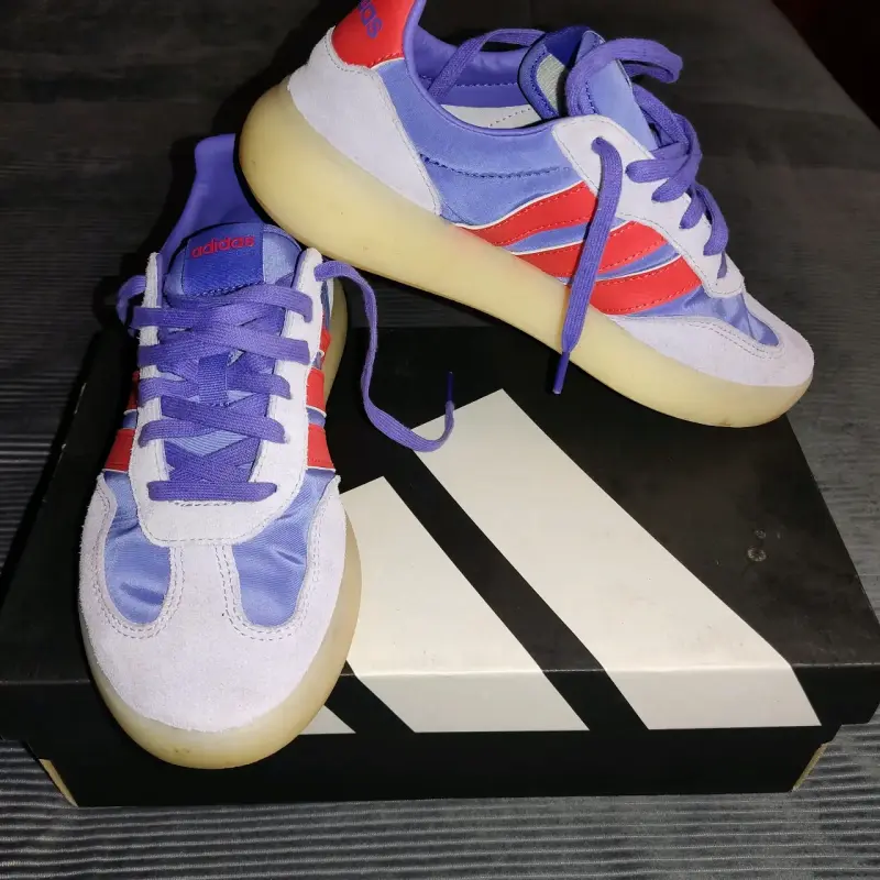 Zapatillas Adidas moradas y rojas - 1