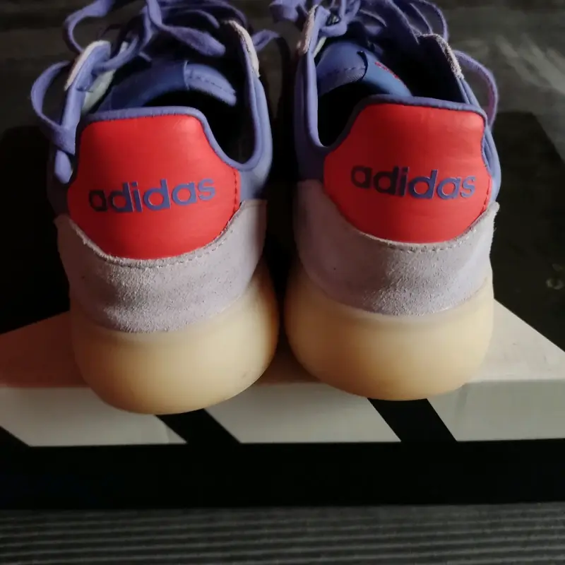 Zapatillas Adidas moradas y rojas - 2